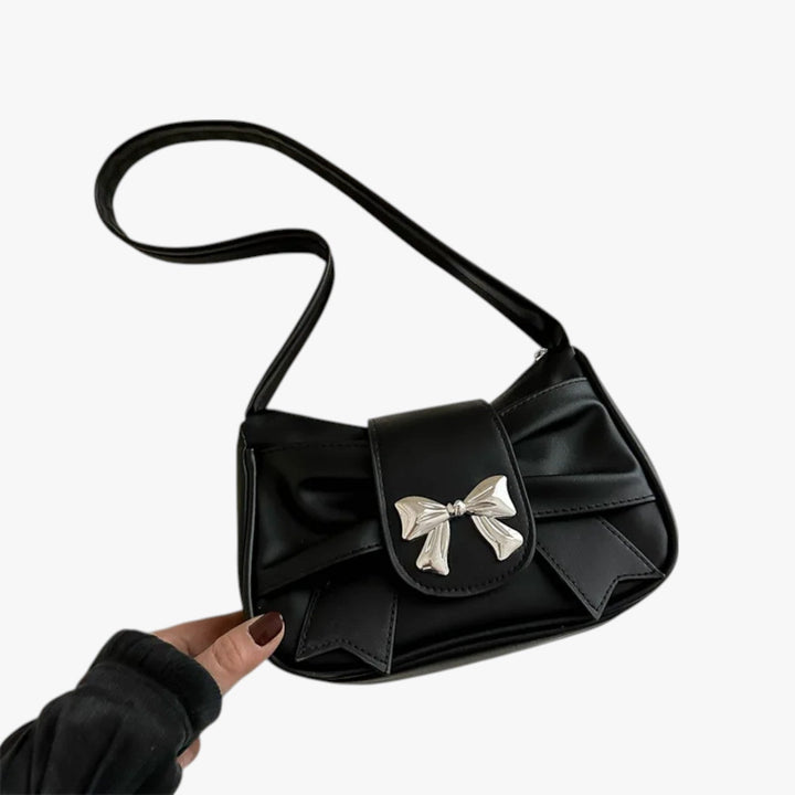 Pochette elegante da donna, focus su chiusura e dettagli raffinati, accessorio di alta qualità.