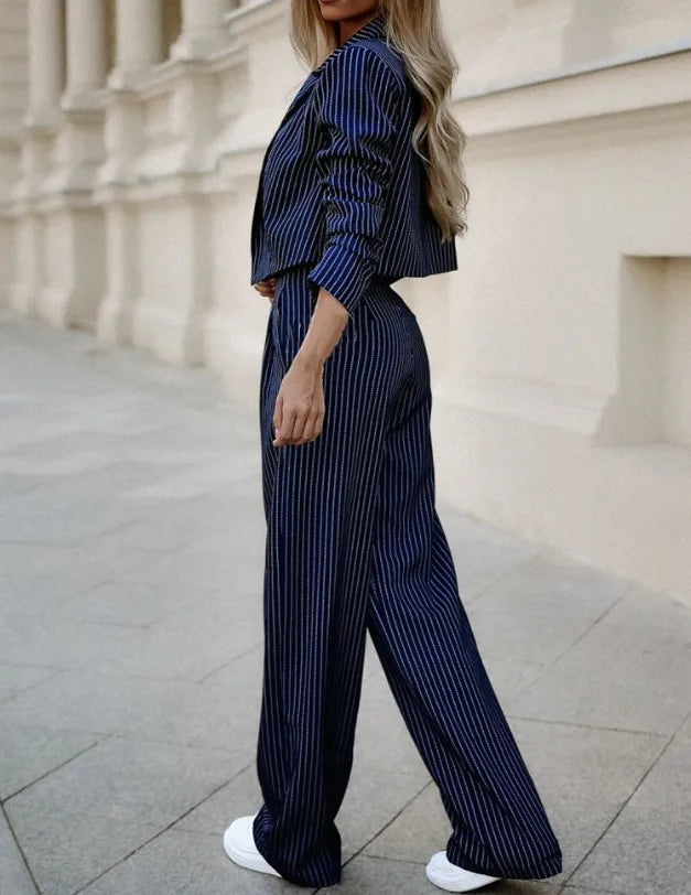 Moda donna: completo professionale a righe, con blazer corto trendy e pantaloni dritti. Perfetto per l'ufficio.