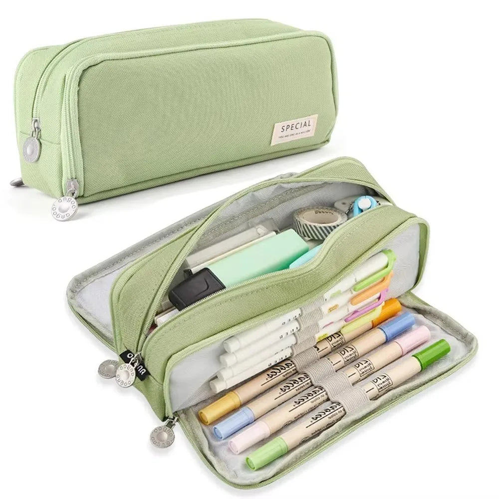 Astuccio compatto ma spazioso, organizer con compartimenti multipli per scuola o ufficio.