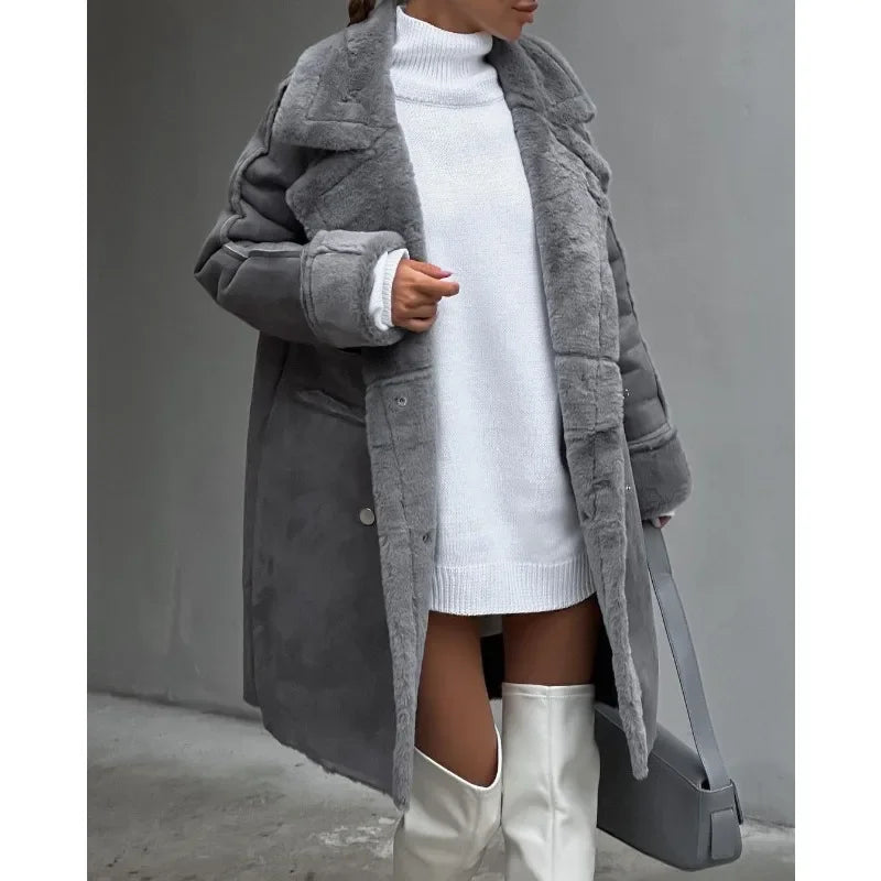 Caldo cappotto lungo invernale da donna, perfetto capospalla elegante per il freddo.