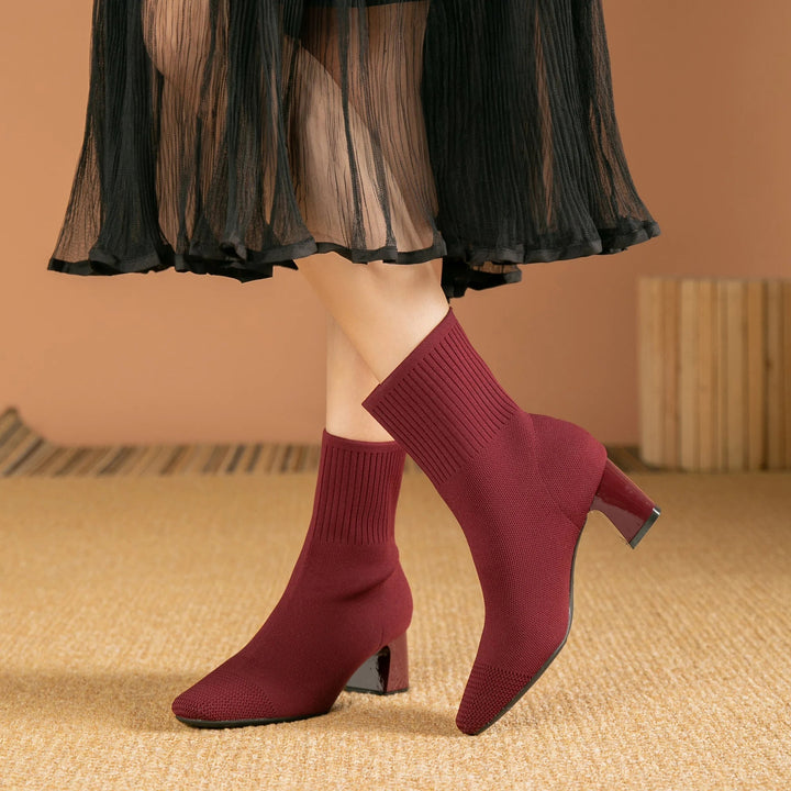Calzature donna trendy: stivaletti neri autunno inverno con tacco comodo e suola antiscivolo.