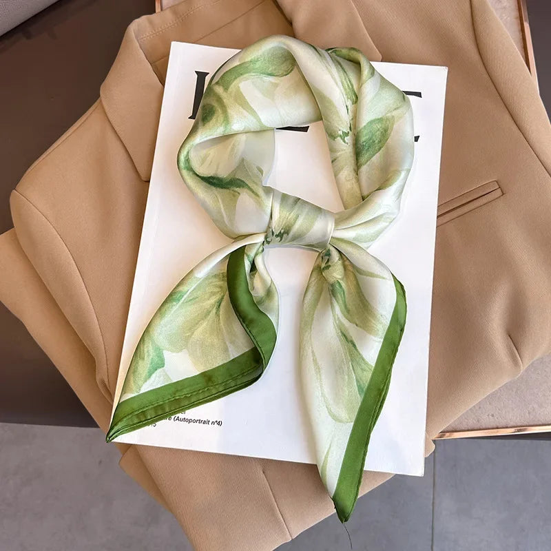 Foulard donna con stampa elegante, raso satinato, chic e versatile accessorio moda.