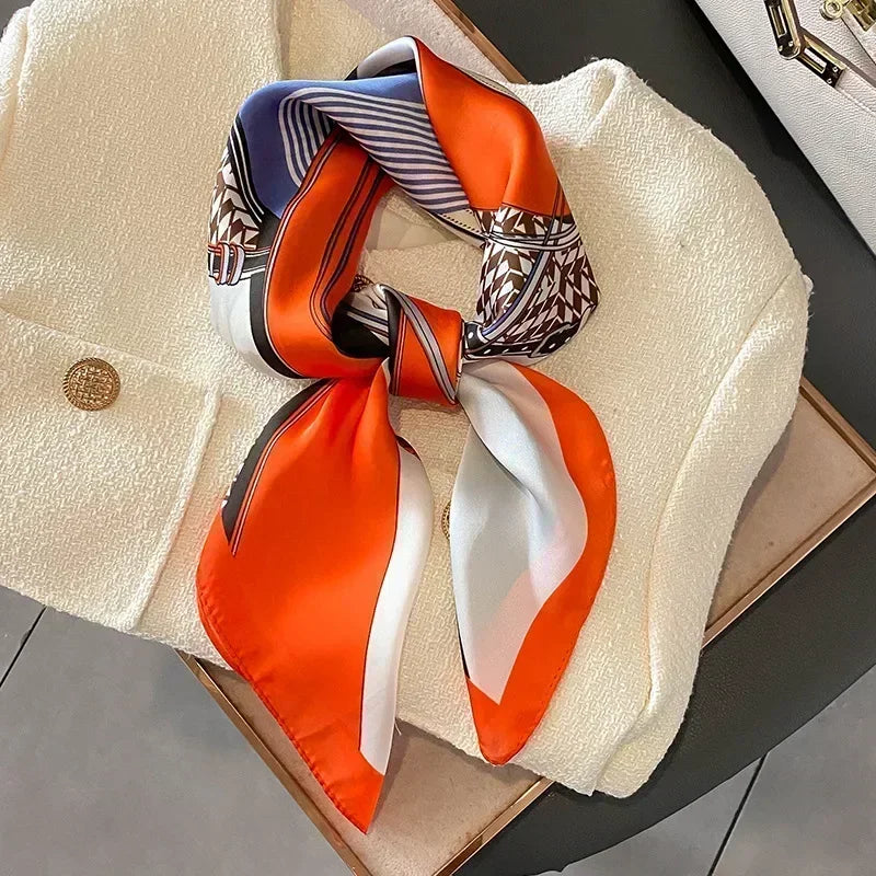 Sciarpa elegante da donna in raso, stampa delicata, accessorio di moda leggero.