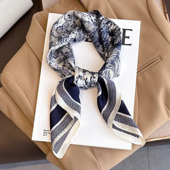 Elegante foulard in raso con stampa moderna, accessorio moda versatile per donna.