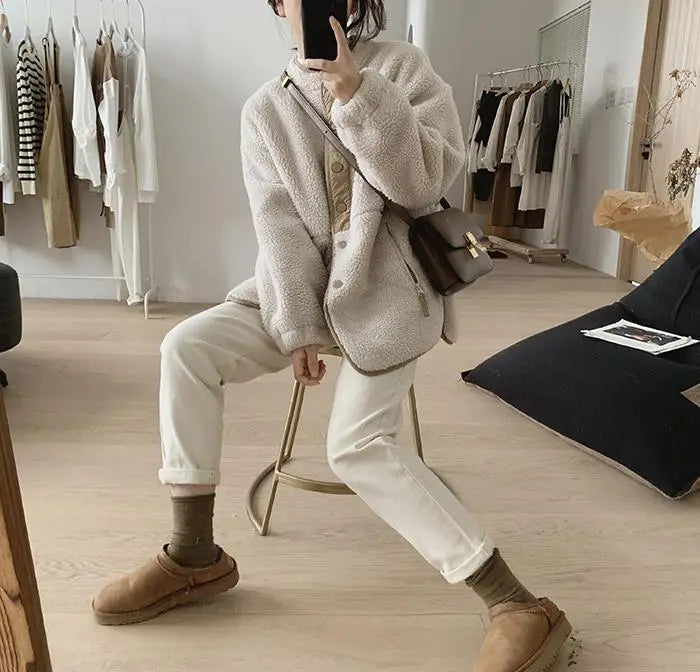 Giacca teddy donna in morbido tessuto albicocca, ideale per comfort e stile casual chic in inverno.