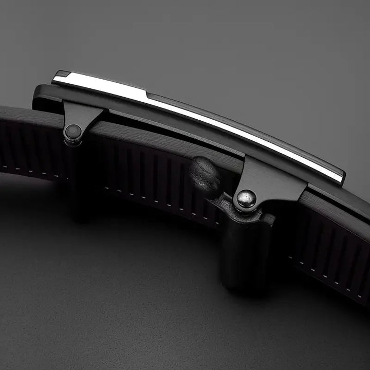 Cintura da uomo in pelle, fibbia automatica per una vestibilità comoda e regolabile, stile contemporaneo.