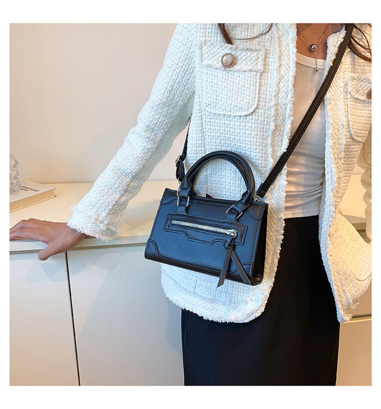 Borsa a tracolla da donna in vera pelle nera, accessorio moda con design essenziale, ideale per il quotidiano.