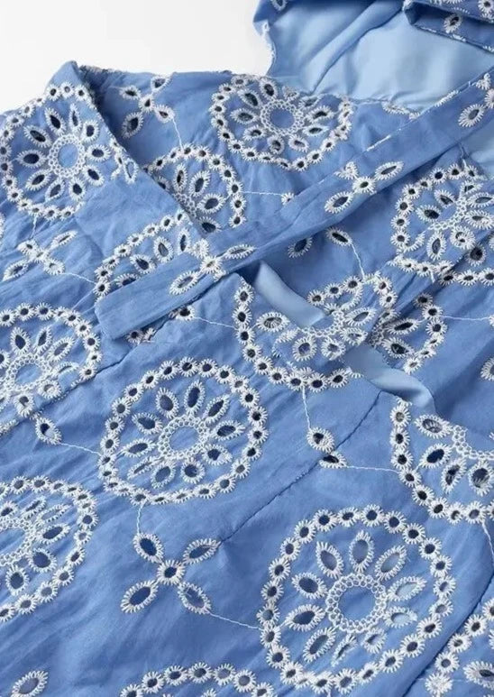 Abito da donna estivo, ricamo intricato e schiena scoperta, per un look sensuale e fluido.