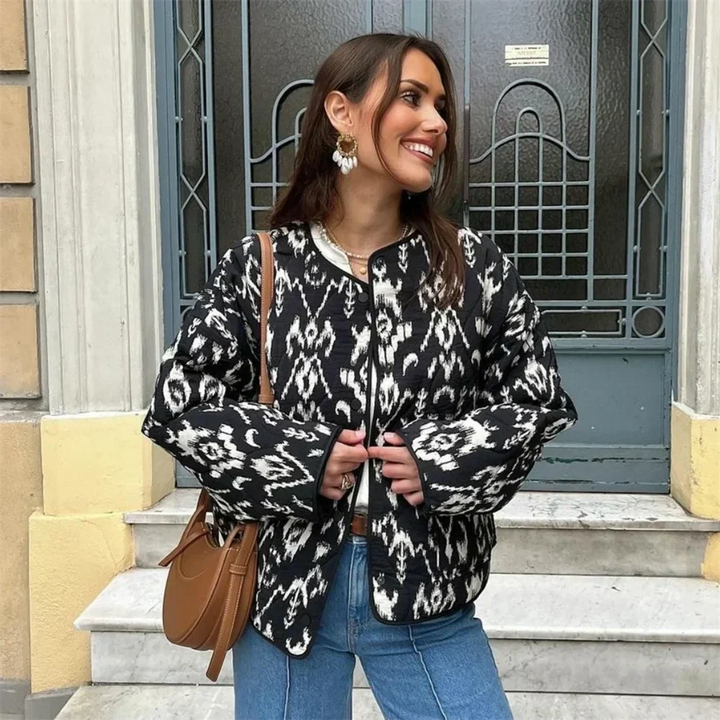 Giacca trapuntata leggera nera da donna, stile bohémien. Ideale per un look casual versatile e alla moda.