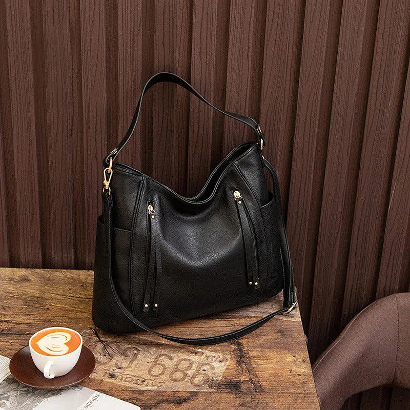 Borsa a mano donna effetto pelle marrone, con manici robusti. Accessorio moda chic e versatile.