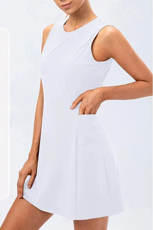 Moda sportiva donna: abito da tennis comodo, senza maniche, con shorts integrati per allenamento.