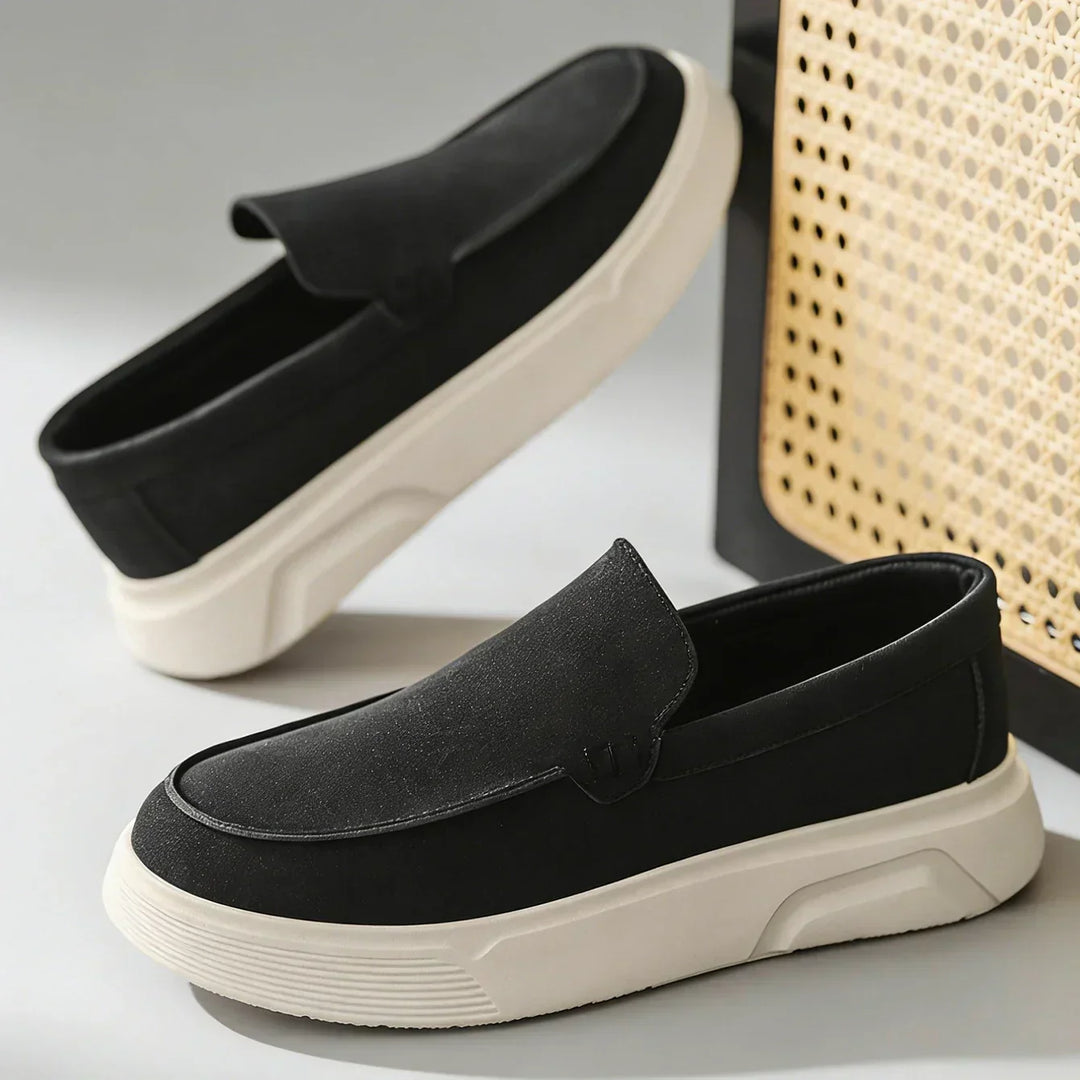 Versatili mocassini uomo neri slip-on. Scarpe eleganti e ortopediche con suola ammortizzata per ogni occasione.