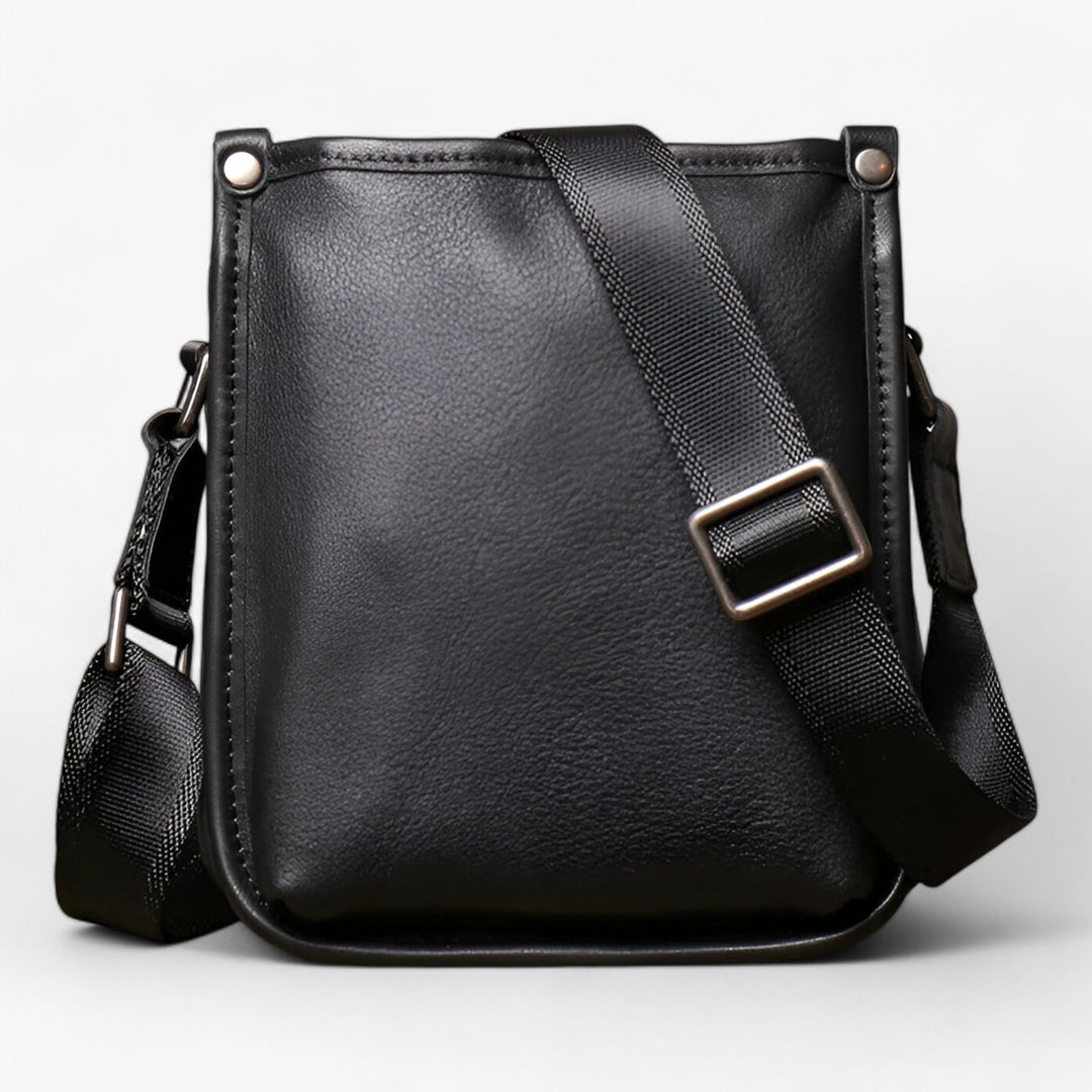 Borsa a tracolla uomo verticale nera, moderna e sintetica, un accessorio essenziale per l'uomo contemporaneo.