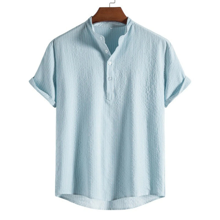 Dettaglio camicia uomo a righe sottili, maniche corte, colletto coreana, perfetta vestibilità.
