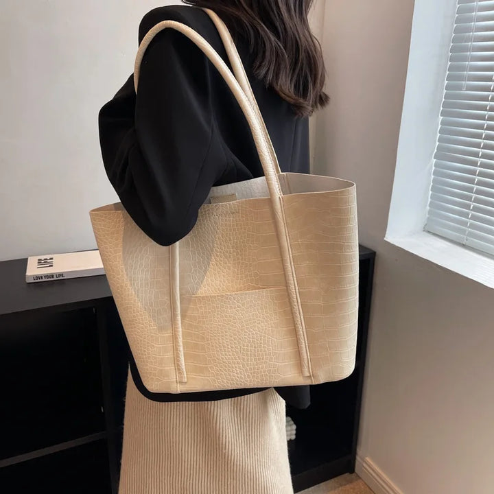 Interno borsa donna a tracolla spazioso e organizzato, in pelle coccodrillo goffrata, accessorio elegante.