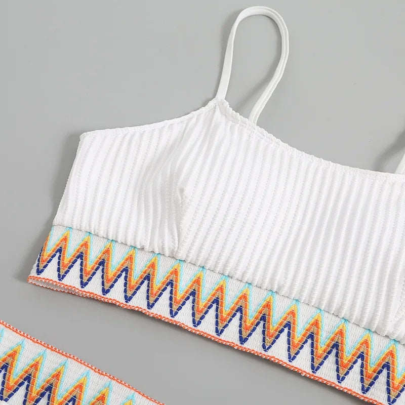 Bikini donna vita alta che valorizza la figura. Costume due pezzi con spalline regolabili, ideale per ogni vacanza.