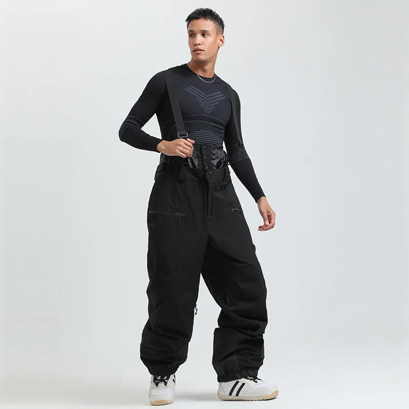 Pantaloni da sci unisex beige, impermeabili e con bretelle, per avventure sulla neve con freddo.