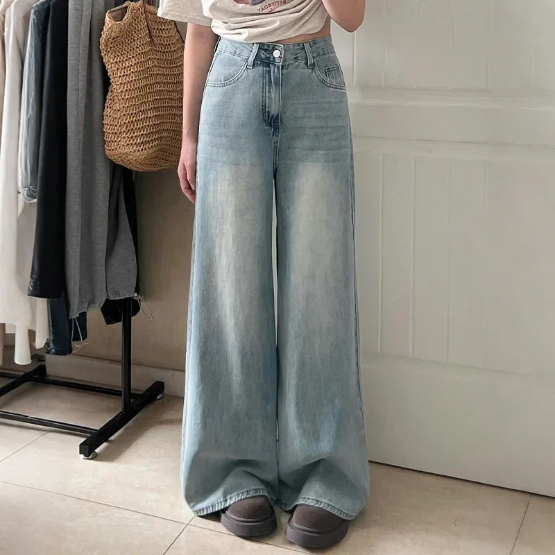 Jeans Mom casual azzurri da donna con vestibilità ampia e vita alta, ideali per un look rilassato ed elegante.