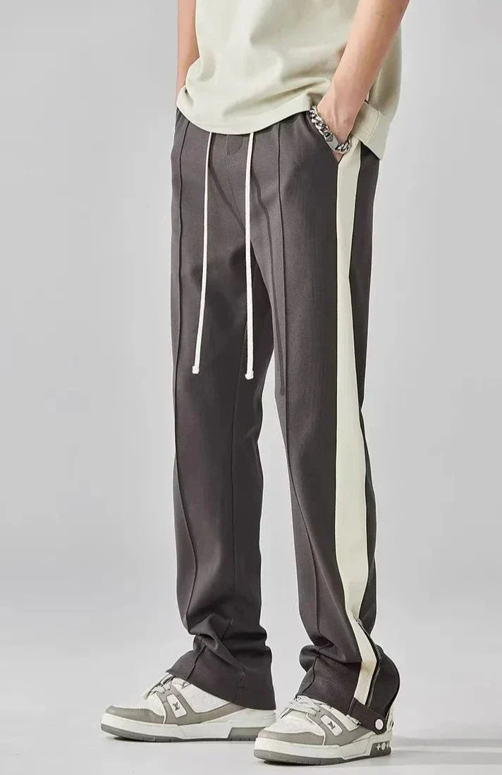 Pantaloni uomo dritti con zip frontale, vita elasticizzata e banda laterale per un look streetwear confortevole.