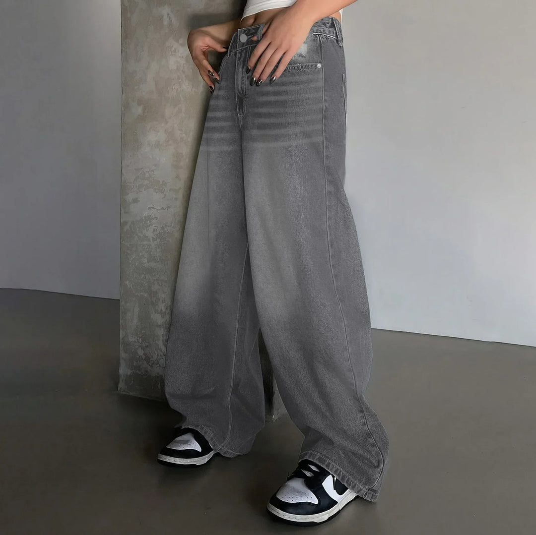 Jeans donna larghi in denim, stile casual e gamba ampia per un outfit rilassato e alla moda.