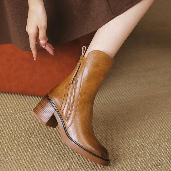 Stivaletti donna in pelle sintetica nera, tacco alto robusto e suola antiscivolo per eleganza invernale.