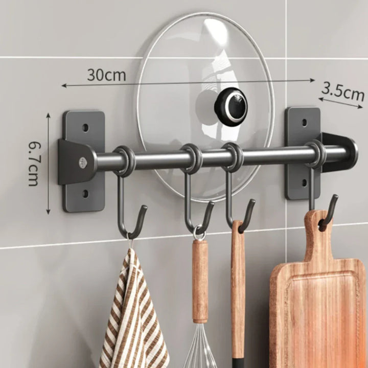 Moderno organizer da cucina in acciaio con ganci, perfetto per tenere in ordine utensili e accessori.