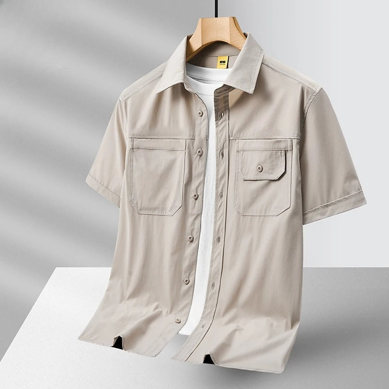 Camicia uomo slim fit con maniche corte e doppie tasche sul petto. Design moderno per moda maschile casual chic.