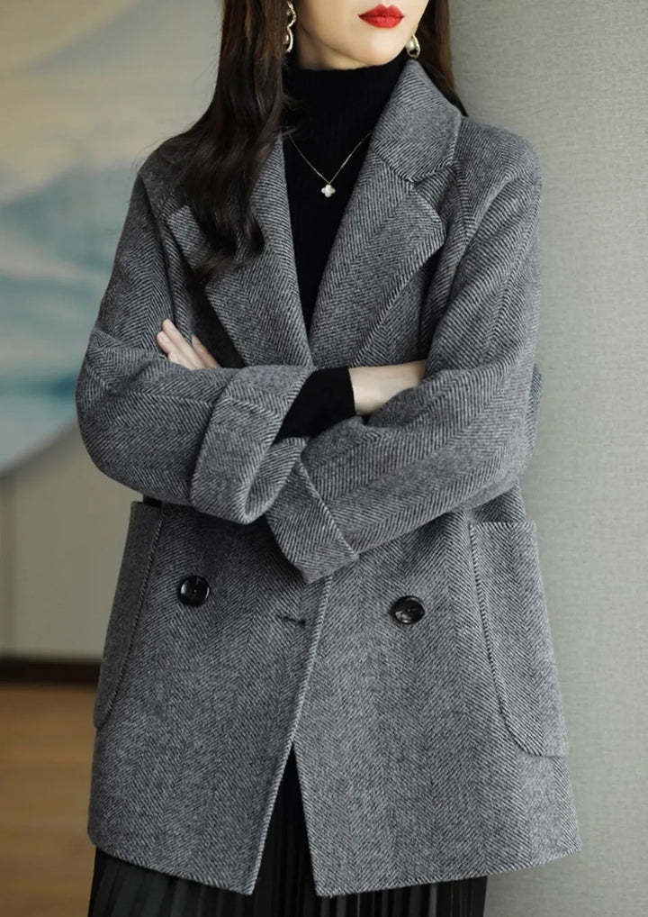 Cappotto donna stile doppiopetto, caldo e versatile, con ampio rever per un look chic autunnale.