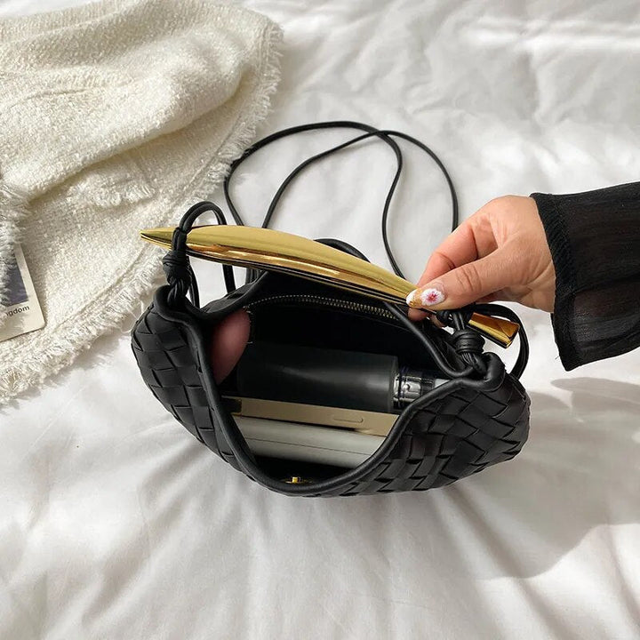 Dettaglio di borsa a mano trapuntata con texture morbida, ideale per look eleganti e alla moda.