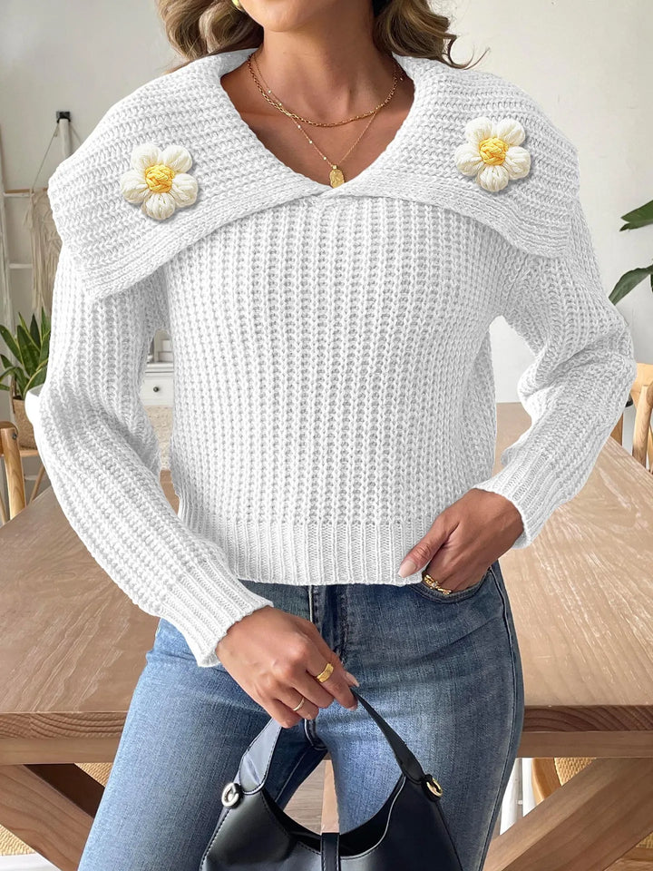 Maglia aderente donna a maniche lunghe con distintivo collo a margherita, ideale per un top elegante e moderno.
