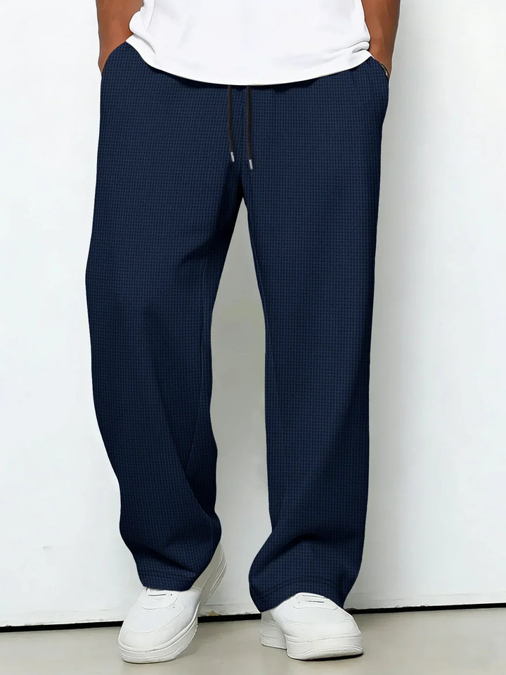 Pantaloni uomo casual in tessuto morbido. Ideali per viaggi, comfort e moda uomo contemporanea.