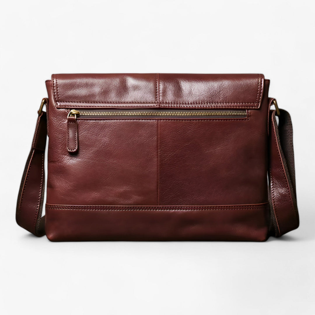Dettaglio borsa messenger marrone con chiusura e materiale sintetico resistente.