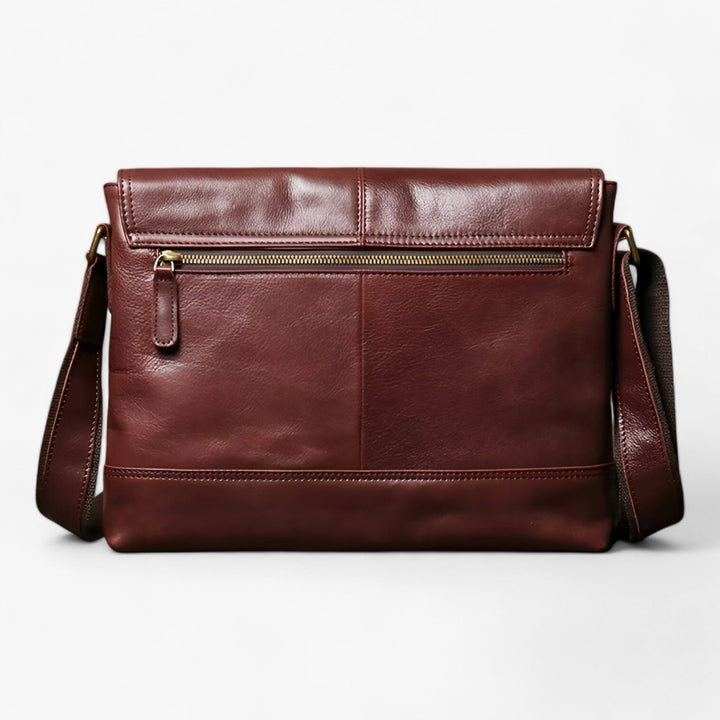 Dettaglio borsa messenger marrone con chiusura e materiale sintetico resistente.