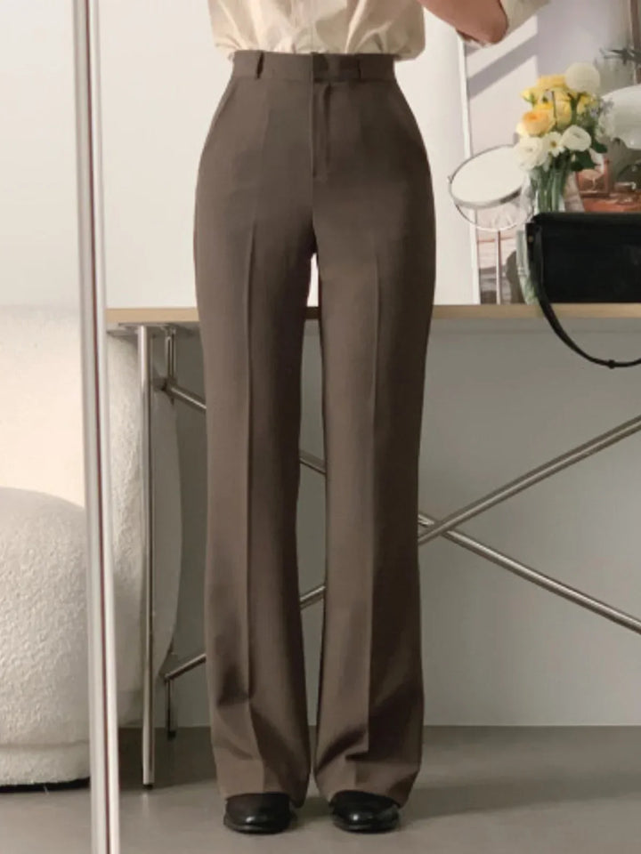 Stile moderno: pantaloni donna a vita alta e gamba larga. Un capo essenziale per comfort e tendenza.