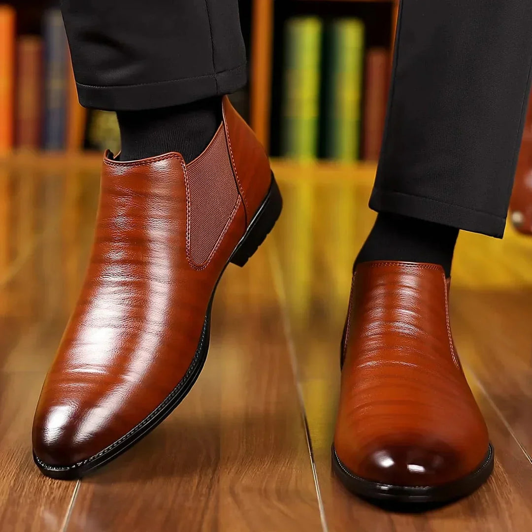 Stivaletti da uomo autunnali, stile Chelsea per la moda maschile. Perfetti per un look elegante o casual, un must-have.