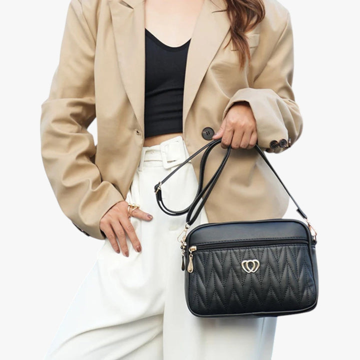 Borsa a tracolla da donna multicolore con texture trapuntata, stile elegante e moderno.