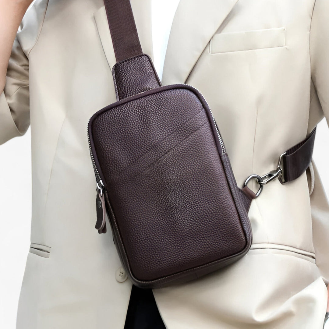 Borsa monospalla unisex marrone compatta, perfetta per avventure e vita quotidiana. Organizzazione interna.