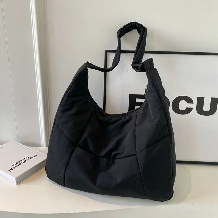 Moderna borsa a tracolla donna grande, design elegante e spazioso, un accessorio di moda senza tempo.