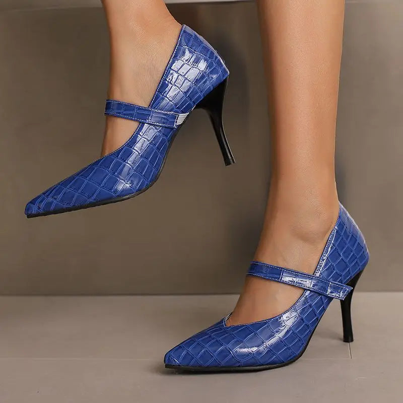 Décolleté donna primaverile con cinturino sottile, tacco chic e silhouette affusolata per eleganza.