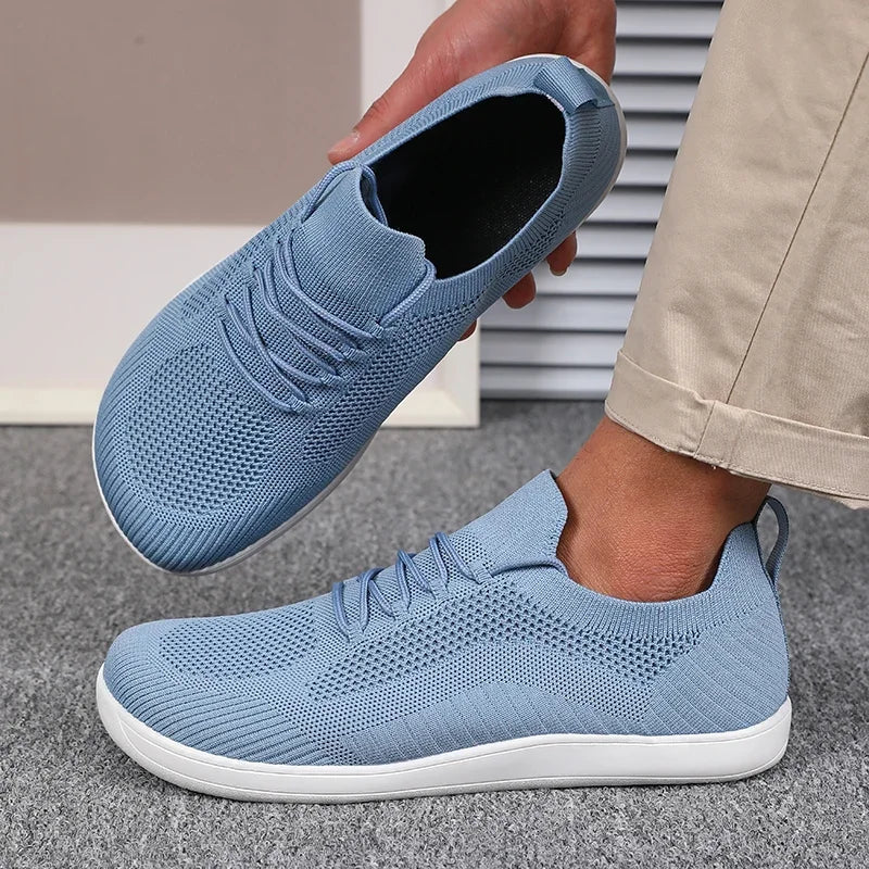 Vista dall'alto: sneakers uomo casual, traspiranti con suola ammortizzata. Comfort e stile.