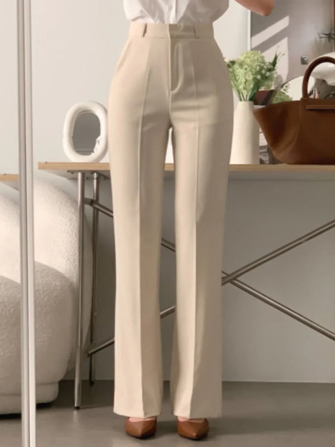 Pantaloni donna a gamba larga e vita alta, perfetti per creare outfit eleganti da giorno o sera.