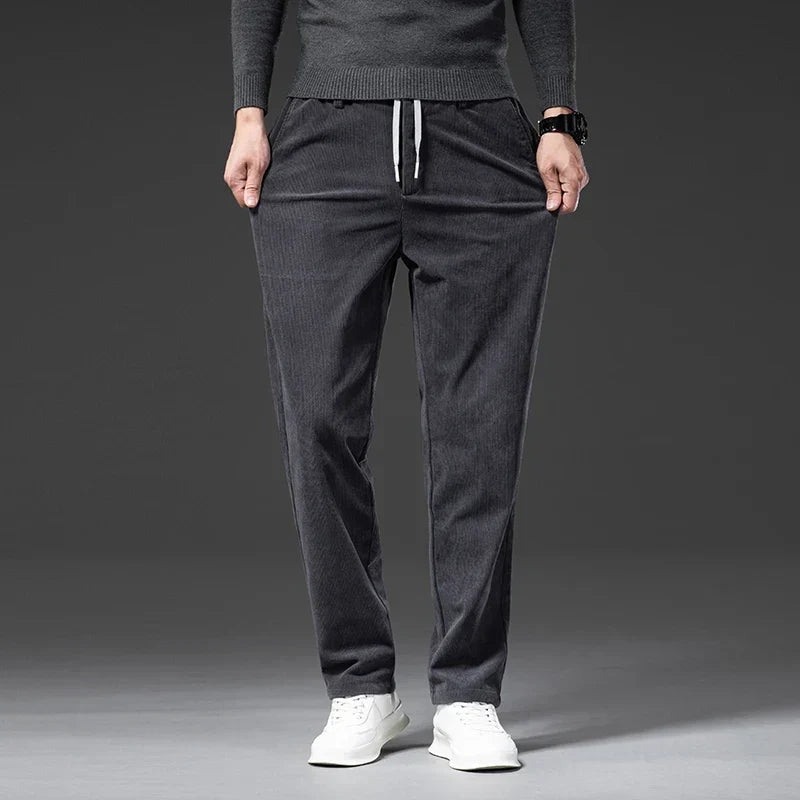 Moda maschile: pantaloni uomo dritti, vita regolabile, ideali per ufficio o eventi eleganti. Comfort quotidiano.