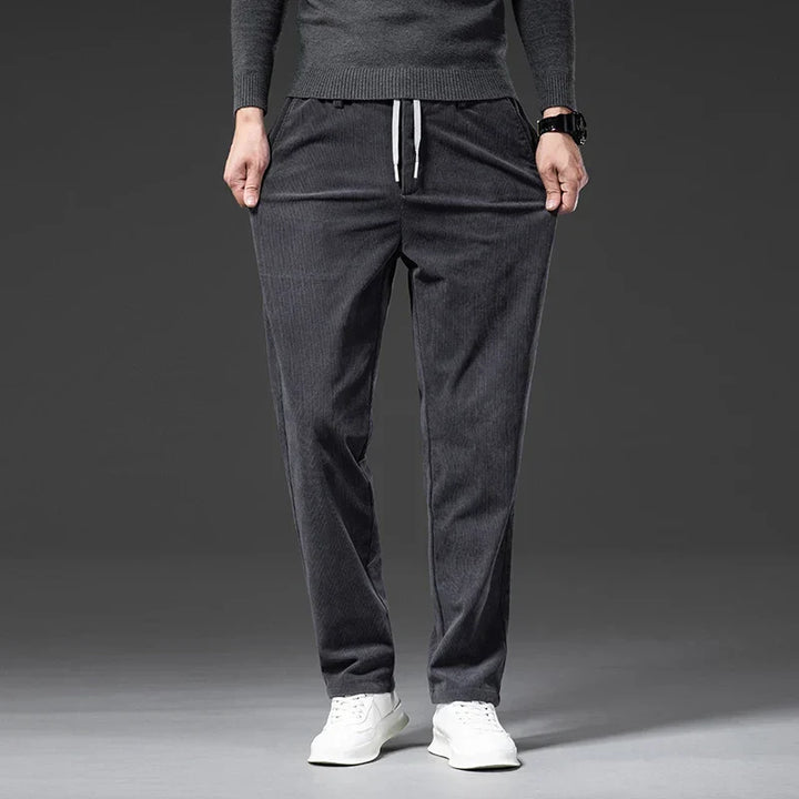 Moda maschile: pantaloni uomo dritti, vita regolabile, ideali per ufficio o eventi eleganti. Comfort quotidiano.