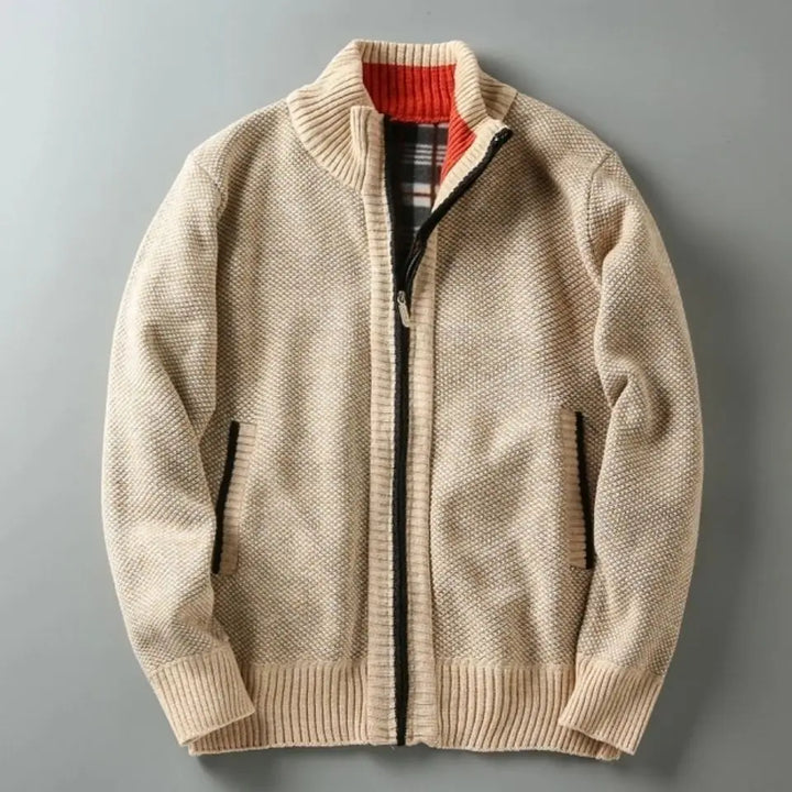 Cappotto uomo invernale lungo ed elegante, perfetto per outfit maschili distintivi e caldi.