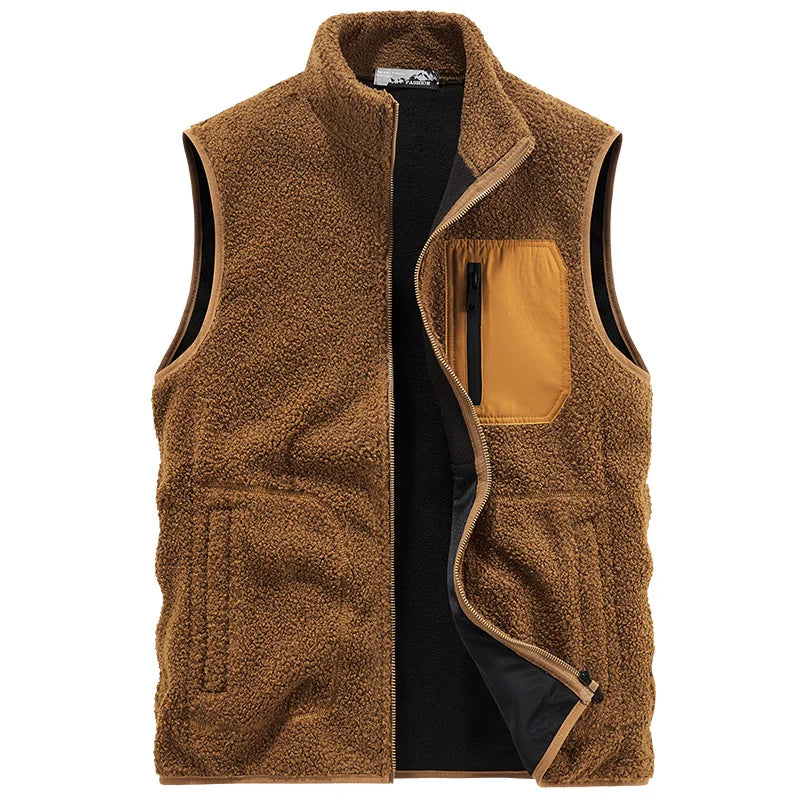 Gilet uomo autunnale stratificato, perfetto per look casual o elegante, con texture e tasca utility.