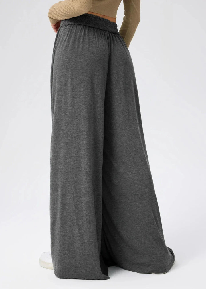 Pantaloni donna per il tempo libero, gamba larga, morbidi e con vita elasticizzata. Look estivo.