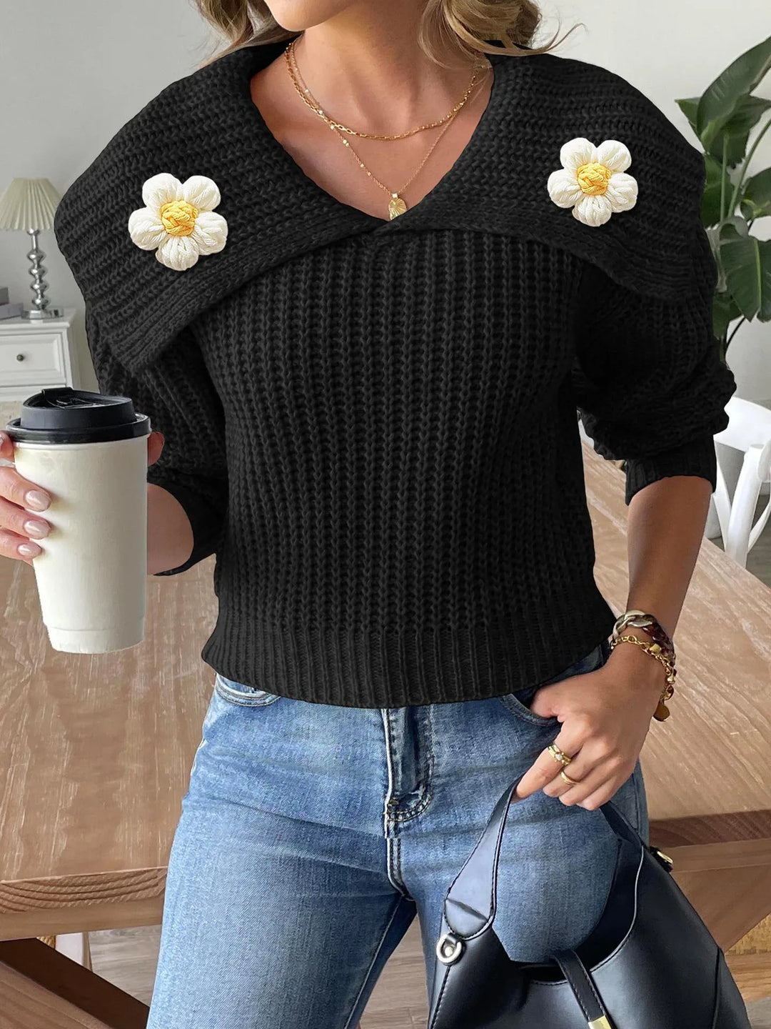Maglione nero donna aderente con collo a margherita, maglia elegante per moda inverno e casual chic.