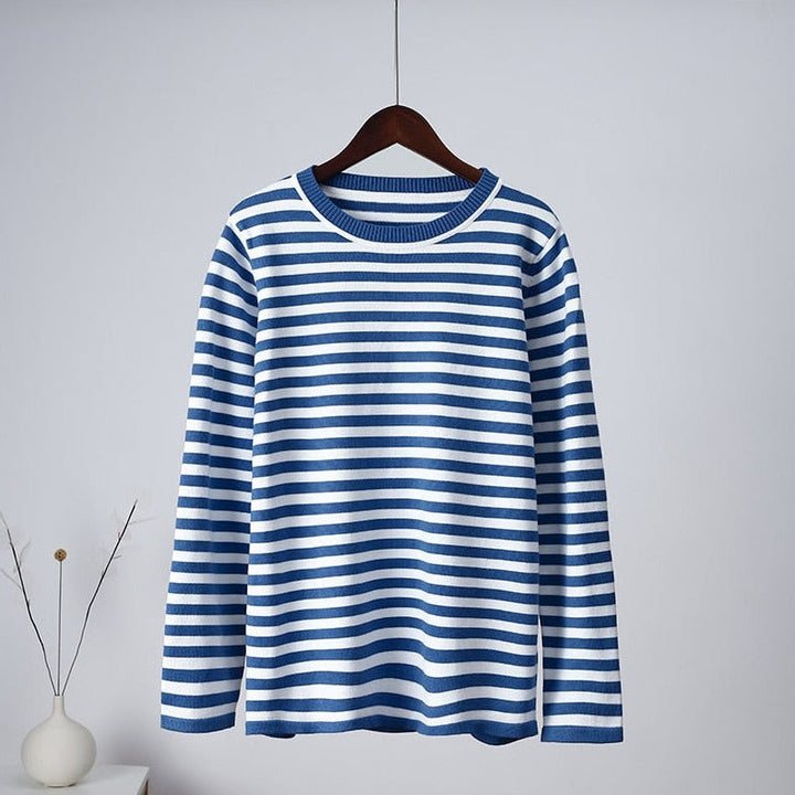 Comodo maglione donna a righe orizzontali, maniche lunghe. Stile casual ideale per outfit autunnali.