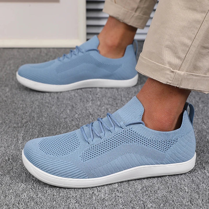 Close-up: tessuto traspirante delle sneakers uomo. Materiale leggero per freschezza e comfort.