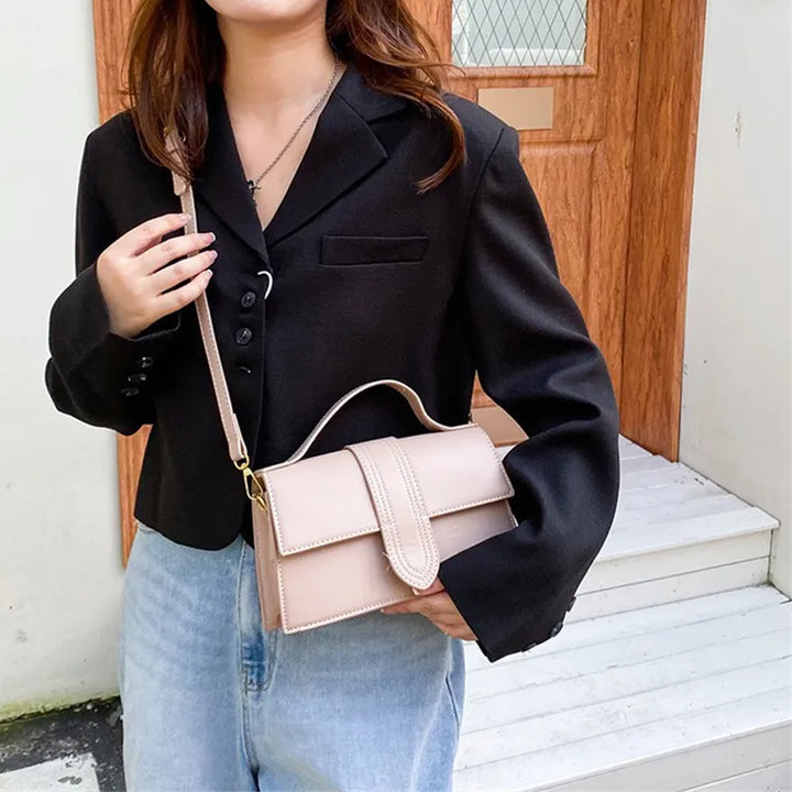 Borsa a tracolla donna con patta multicolore, perfetta per un look elegante e di tendenza, accessorio moda pratico.
